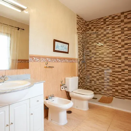 Villa Ellen - Lovely 4 Bedroom Large Pool Area Wifi *